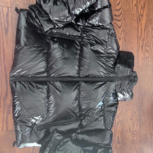 Michael Kors Shiny Black Puffer Jacket
Nylon Ciré Puffer Jacket size small new - Picture 5 of 8